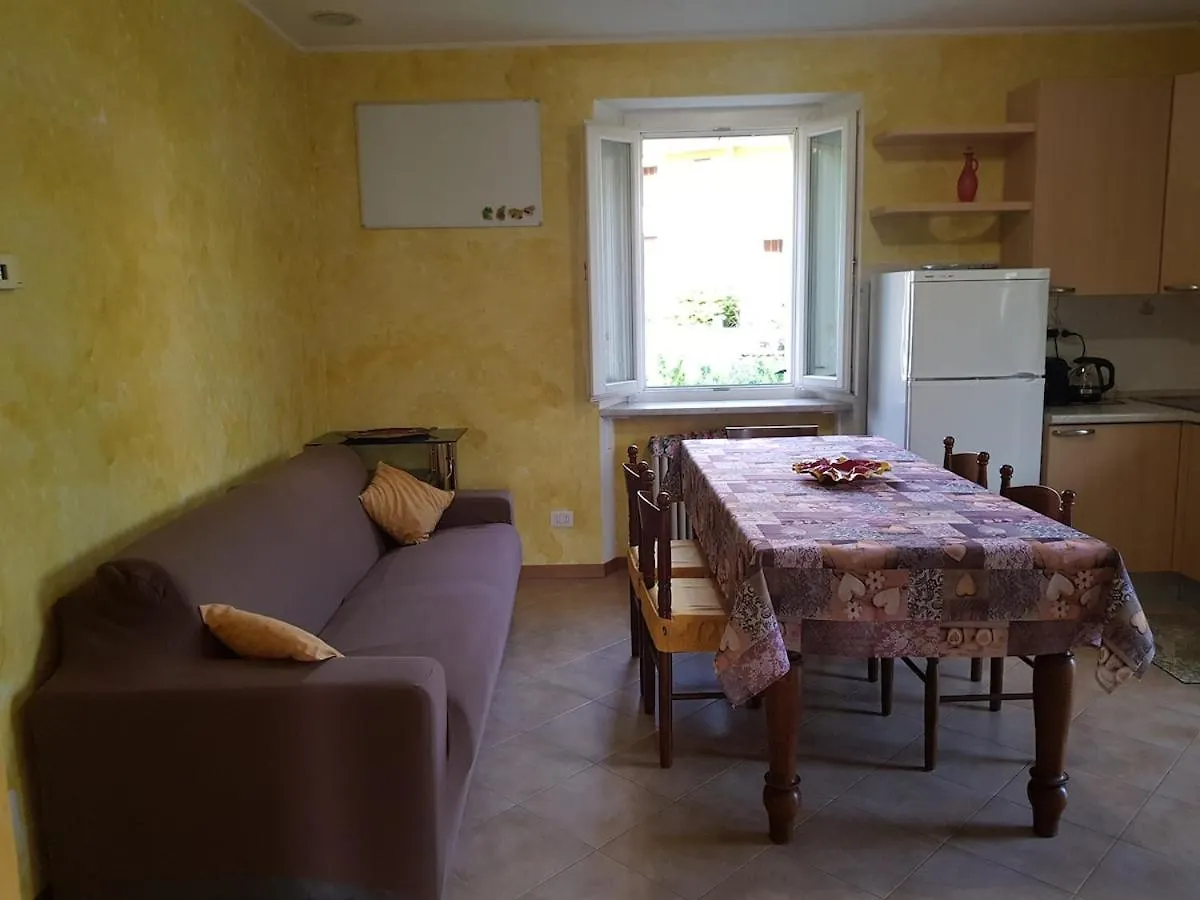 Il Palazzo Apartment With A View Of The Lake And Nature كالولزيوكورتي 0*,  إيطاليا